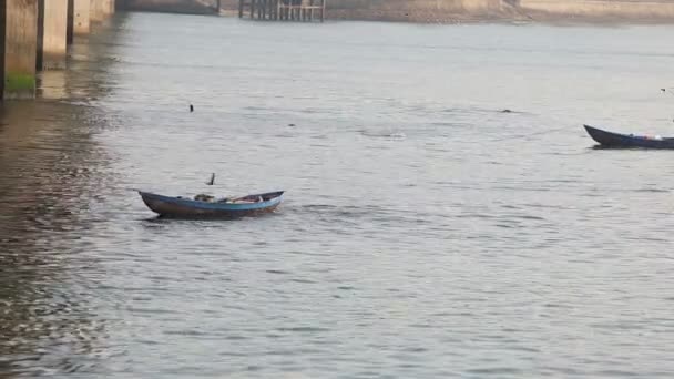 Fisherman in mask and flippers fishes — Stock Video