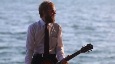 Romantik gitarist müzik çalma