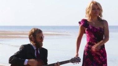 Gitarist müzik güzel kızla