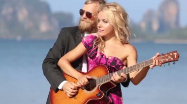 Gitarist müzik güzel kızla