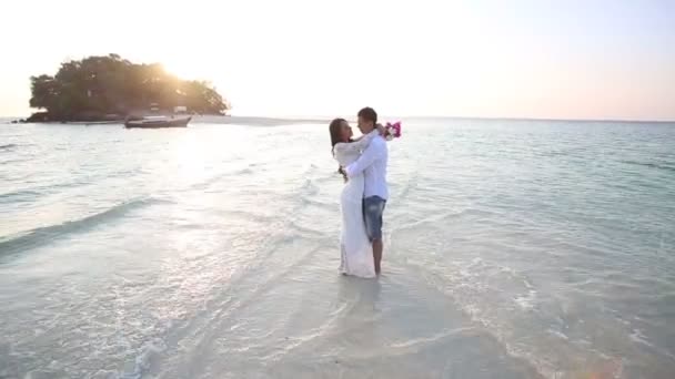Romantiska brudgummen och bruden — Stockvideo