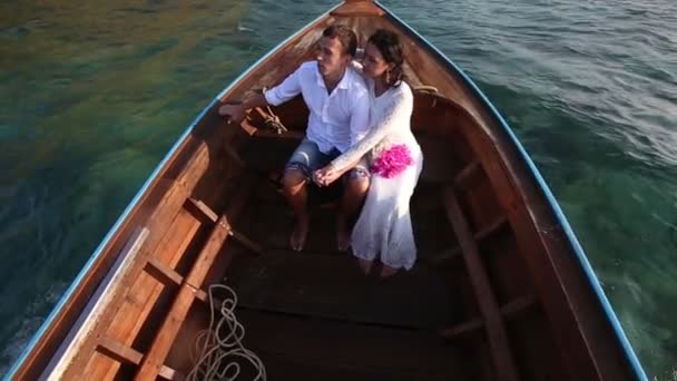 Романтичний наречений і наречена — стокове відео
