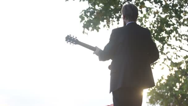 Gitaris romantis memainkan musik — Stok Video