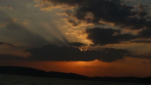 Drammatico tramonto sul mare — Video Stock