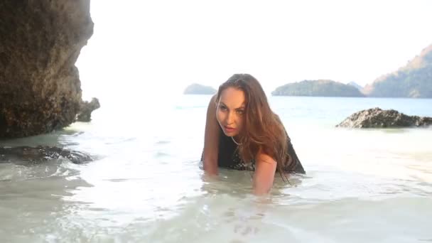 Красивая женщина на скалистом острове — стоковое видео