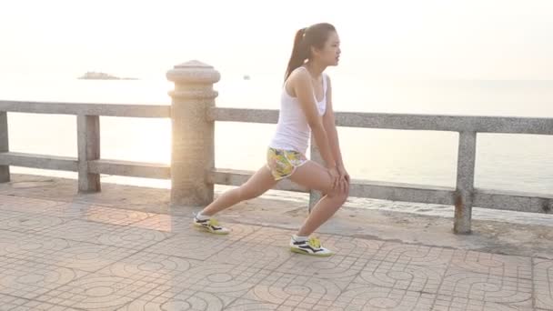 Donna corridore stretching gambe — Video Stock