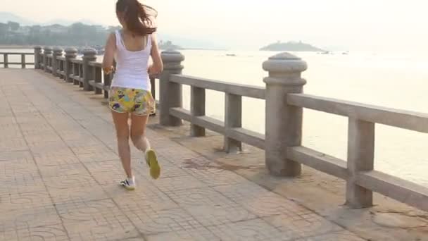 Woman runner stretching legs — Stock Video