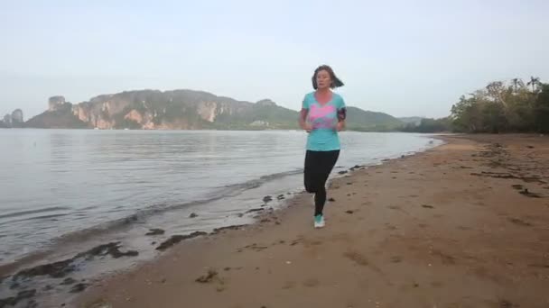 在海滩上奔跑的女人 — 图库视频影像