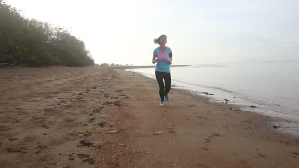 Kobieta biegająca na plaży — Wideo stockowe