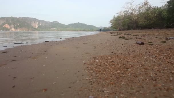 Mujer corriendo en la playa — Vídeo de stock