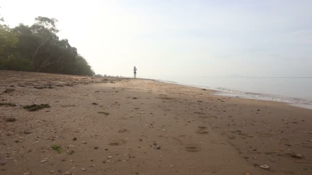 Kobieta biegająca na plaży — Wideo stockowe