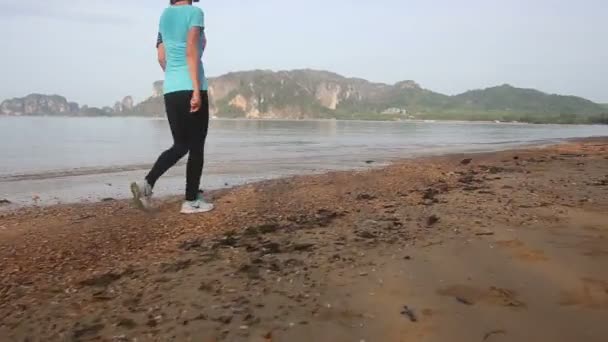 Mulher correndo na praia — Vídeo de Stock