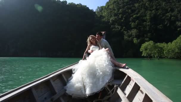 Bello sposo e bionda sposa — Video Stock