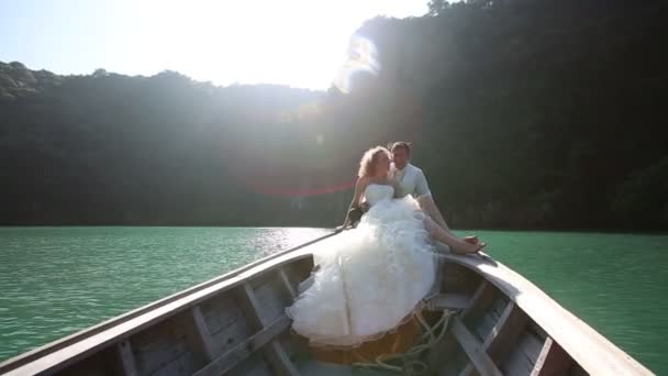 Bello sposo e bionda sposa — Video Stock