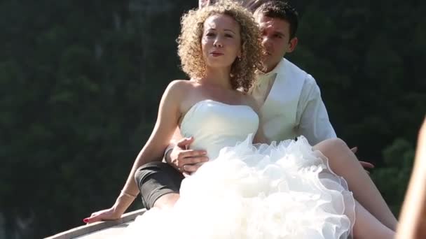 beau marié et blonde mariée 