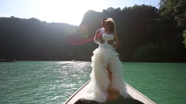 beau marié et blonde mariée 