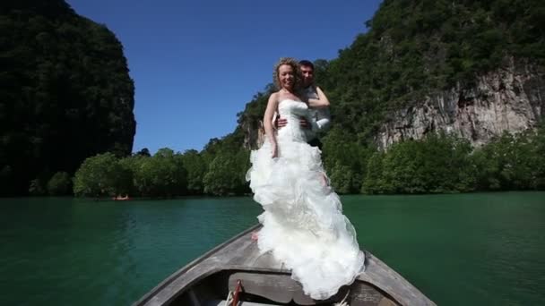 Szőke menyasszony és a vőlegény jóképű — Stock videók