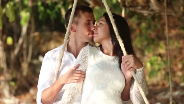 Glücklicher romantischer Bräutigam und Braut — Stockvideo