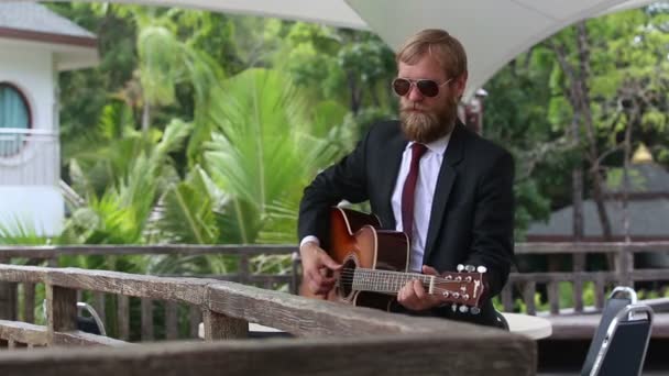 Романтичний гітарист грає музику — стокове відео