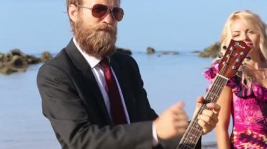 sarışın kızla romantik gitarist