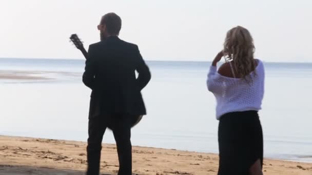 Romantische gitarist met vrij blond meisje — Stockvideo