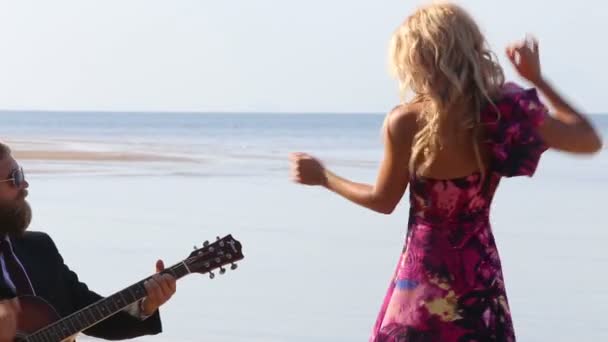 美しいブロンドの女の子とのロマンチックなギタリスト — ストック動画