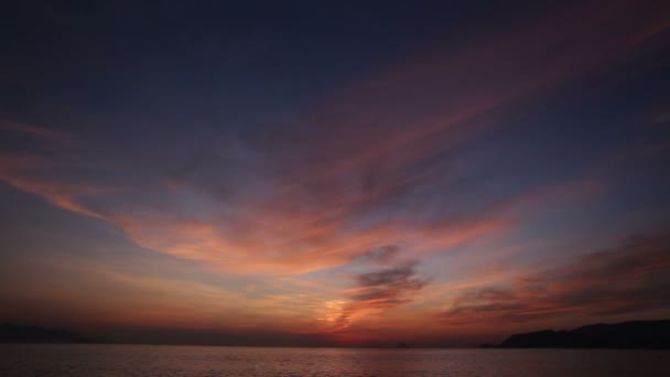 Морской рассвет с облаками — стоковое видео