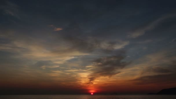 Deniz şafak bulutlar ile — Stok video
