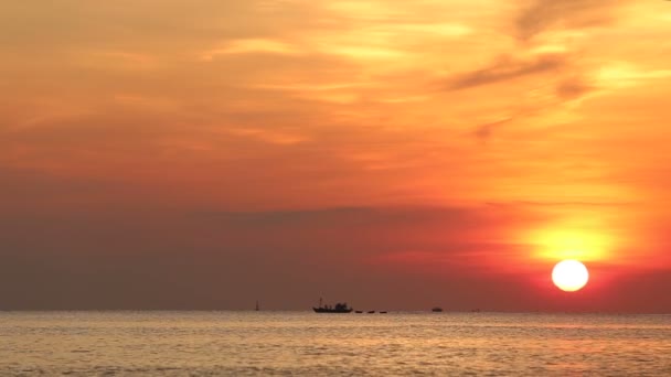 Морська панорама з дрейфуючим човном — стокове відео