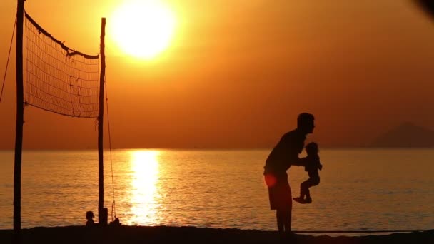 Padre jugando con hija pequeña — Vídeos de Stock