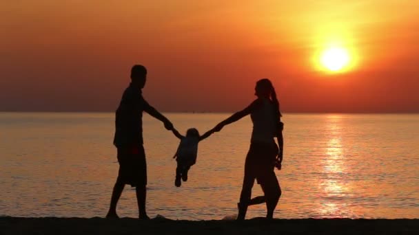 Lycklig familj över solnedgången — Stockvideo