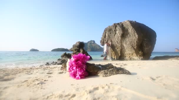 신랑과 핑크 꽃다발을 가진 신부 — 비디오