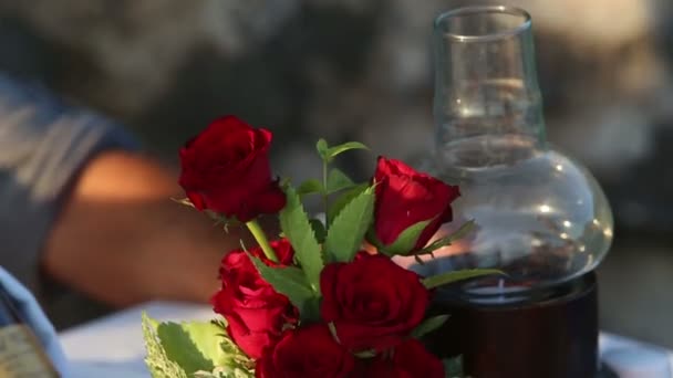 Pareja con copas de vino en la playa . — Vídeos de Stock