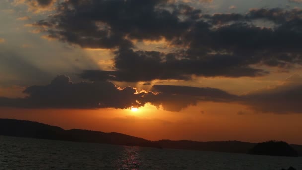 Солнце встает из-за горизонта — стоковое видео