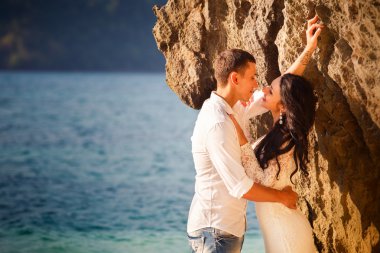 Gelin ve damat kayaya yalın