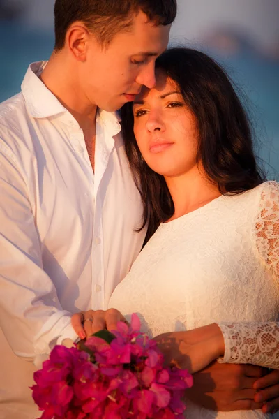Bruna sposa e bello sposo — Foto Stock
