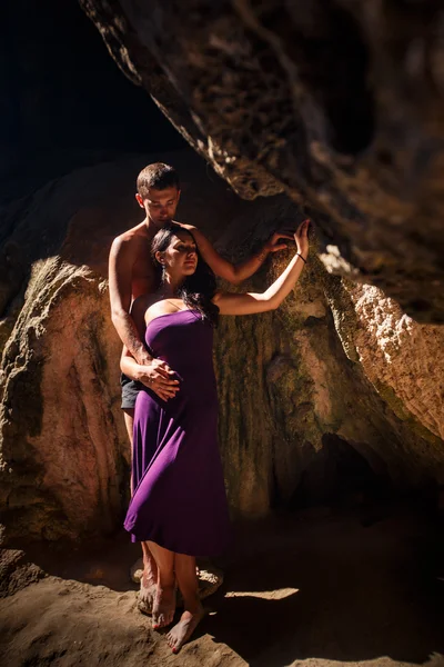 Woman and man kiss in cave — Stock Photo, Image