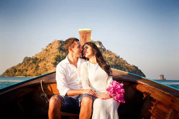 Mariée et marié flottent en bateau à queue longue — Photo