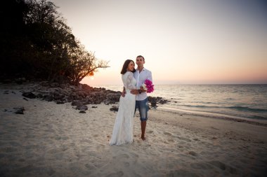 Mutlu gelin ve yakışıklı damat