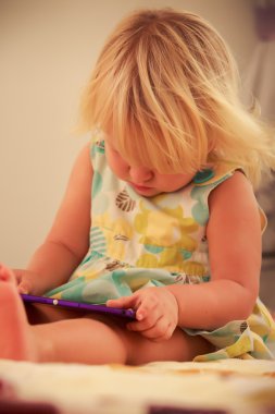 küçük kız smartphone ile çalış