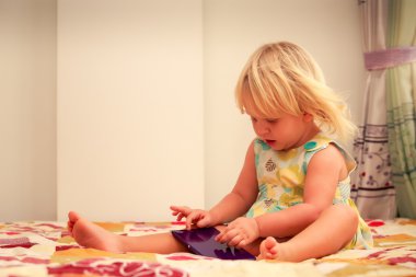 küçük kız smartphone ile çalış