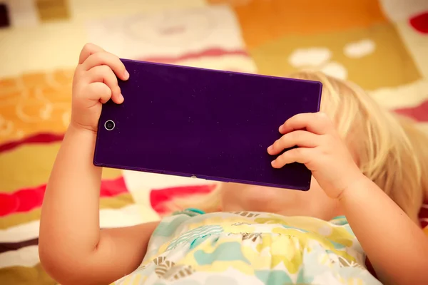 Niña juega con smartphone — Foto de Stock