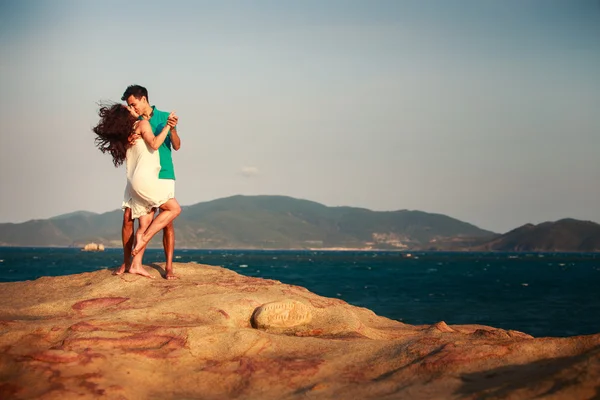 Chica y chico beso contra montañas — Foto de Stock