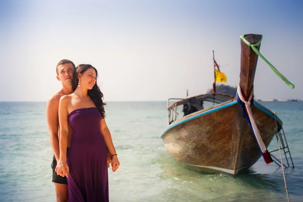 Girl and guy over longtail boat — Stock Photo, Image