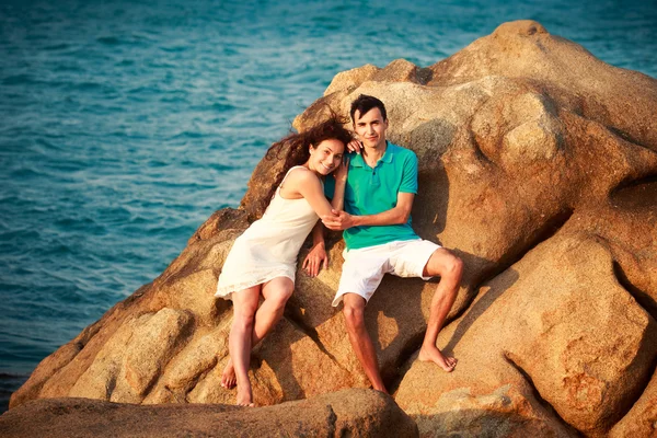 女孩和对海的石头上的家伙 — 图库照片