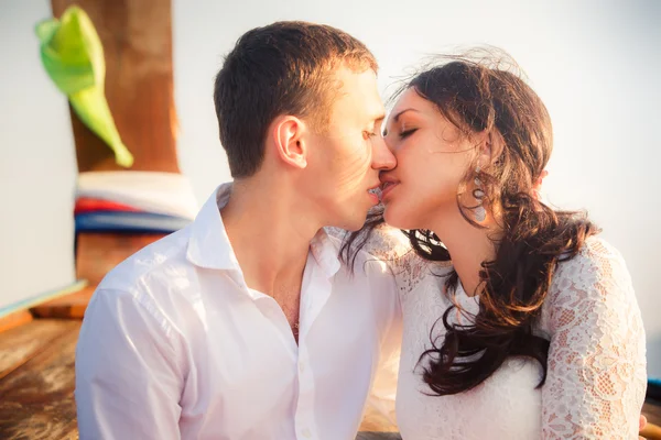 Glückliche Braut und schöner Bräutigam — Stockfoto