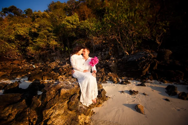 Gelukkige bruid en knappe bruidegom — Stockfoto