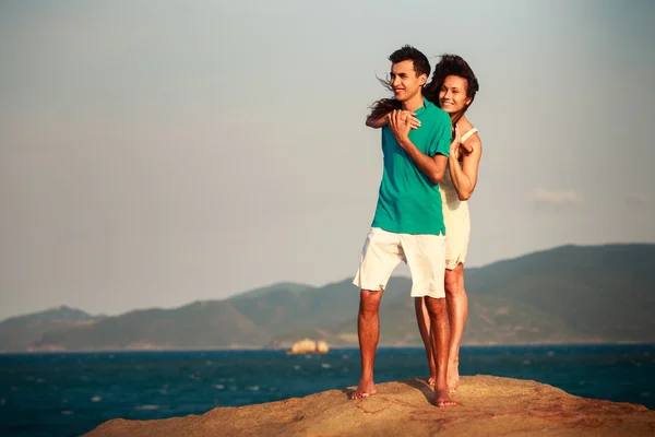 Chica y chico jugar contra las montañas — Foto de Stock