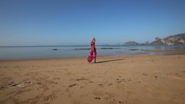 sarışın kız deniz kıyısında yürüyüş