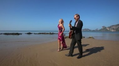 Gitarist müzik güzel kızla